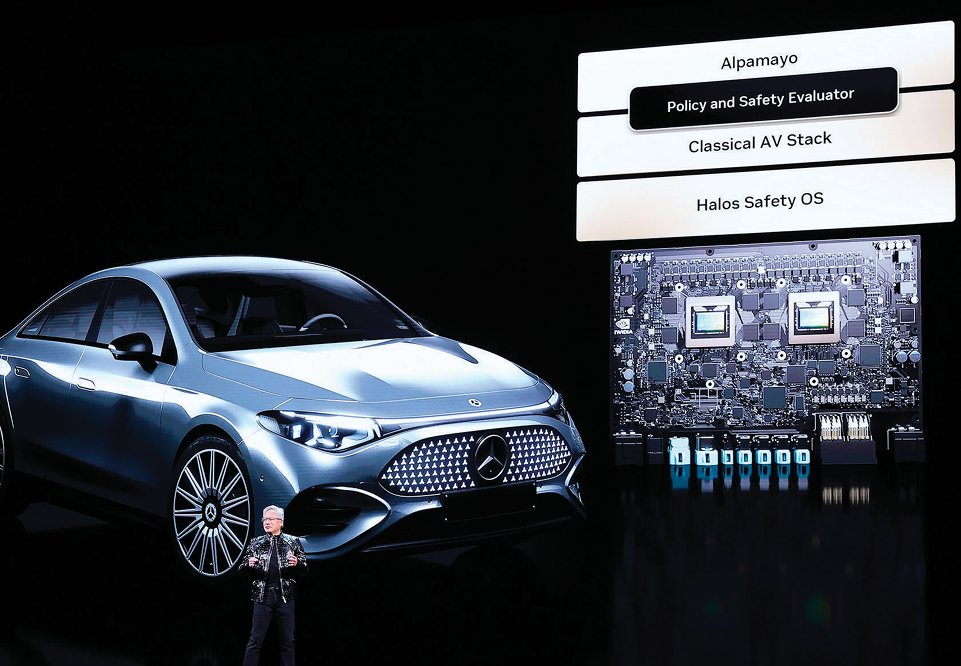 젠슨 황 엔비디아 최고경영자(CEO)가 1월 5일 미국 라스베이거스에서 메르세데스벤츠와의 협업에 대해 설명하고 있다. 뉴스1