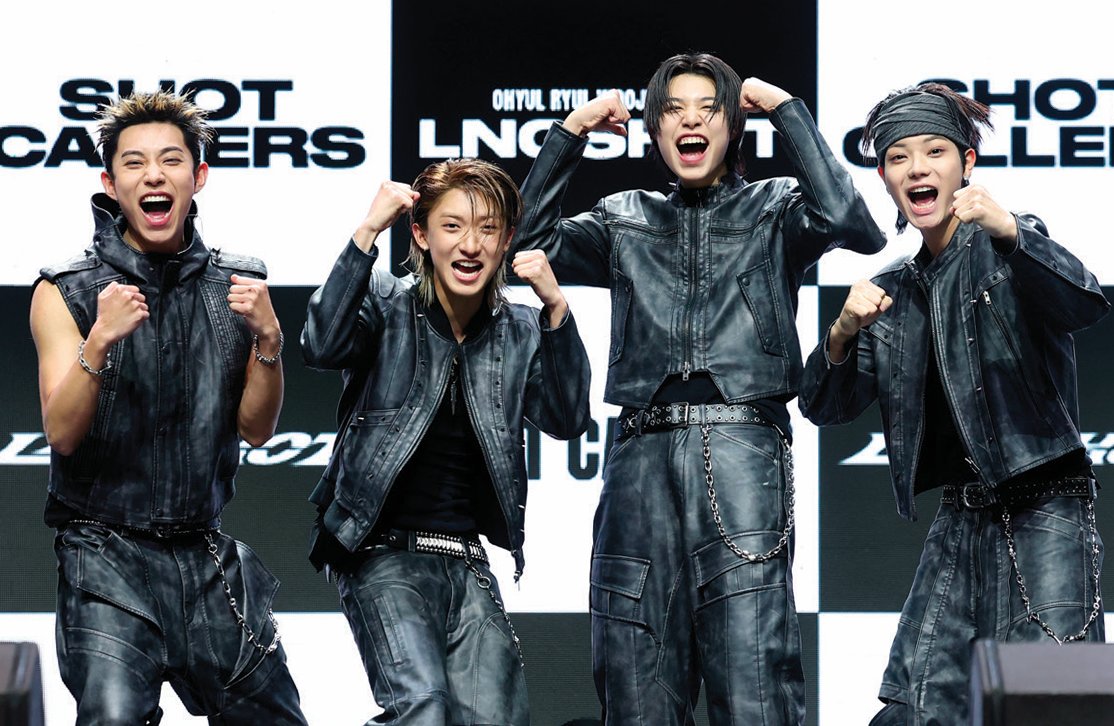 4인조 보이그룹 롱샷(LNGSHOT)이 1월 13일 열린 데뷔 쇼케이스에서 포즈를 취하고 있다. 뉴스1