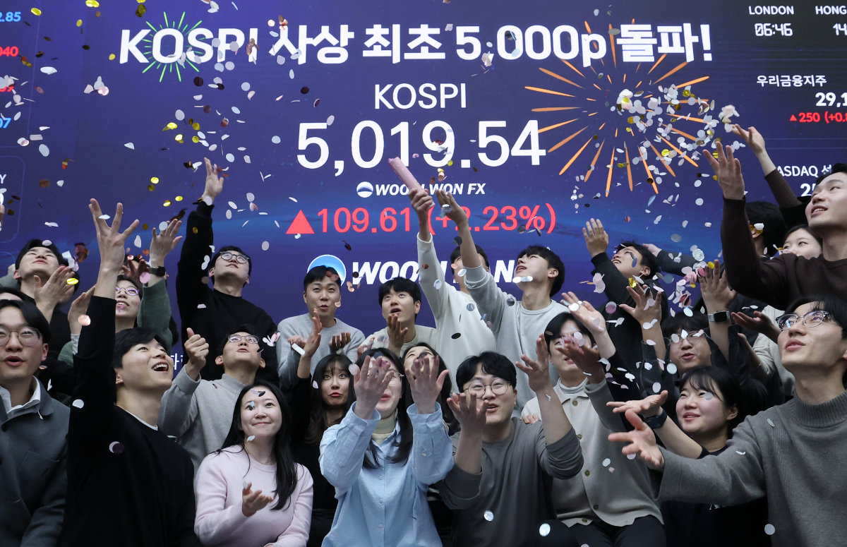 1월 22일 서울 중구 우리은행 본점에서 장중 최고가가 찍힌 전광판을 배경으로 코스피 5000 돌파를 축하하고 있다. 뉴스1