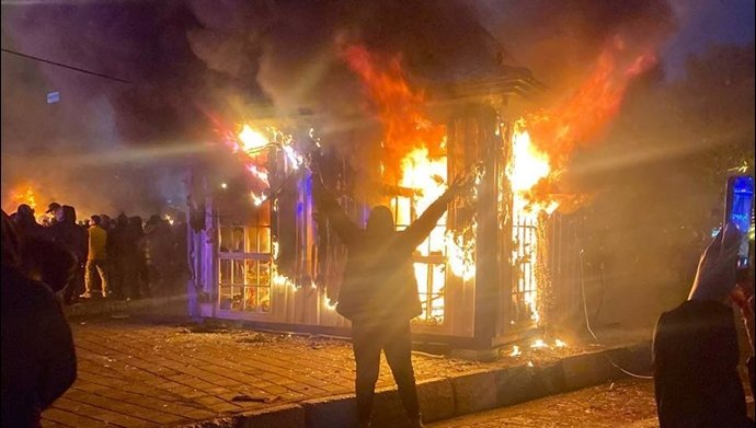 1월 11일(이하 현지 시간) 이란 수도 테헤란 서부에서 반정부 시위대가 불타는 정부 관련 건물을 보며 환호하고 있다. 망명 반체제 단체 ‘이란 인민 무자헤딘’ 웹사이트