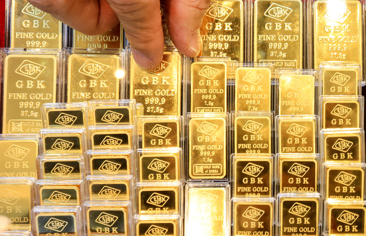 금과 은 가격이 사실상 최고 수준으로 치솟은 1월 21일 서울 종로구 한 금은방에서 직원이 골드바를 정리하고 있다. 뉴스1
