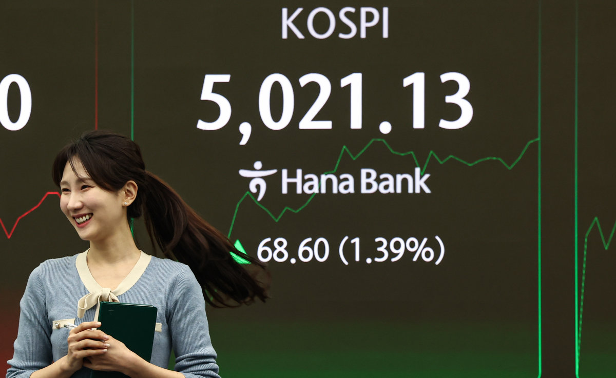 1월 23일 서울 중구 하나은행 딜링룸 전광판에 코스피 시황이 표시되고 있다. 뉴스1