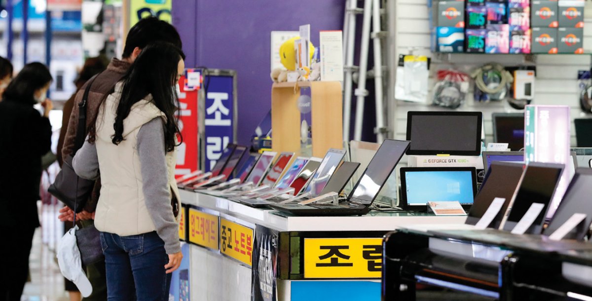 서울 시내 한 전자상가에서 소비자들이 노트북을 살펴보고 있다. 뉴스1