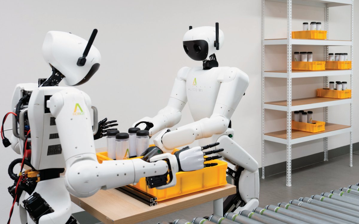 에이로봇이 개발한 휴머노이드 로봇 ‘앨리스 4’(왼쪽)와 ‘앨리스 M1’이 1월 16일 경기 안산에 있는 에이로봇 사무실에서 물통과 상자를 옮기는 작업을 시연하고 있다. 이상윤