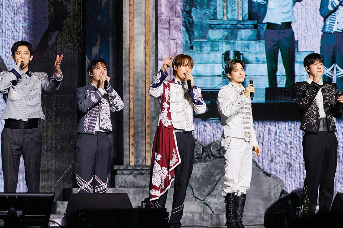 앨범 ‘리버스’ 발매를 기념해 개최한 쇼케이스에서 신곡을 선보이고 있는 ‘엑소(EXO)’ 멤버들. SM엔터테인먼트 제공