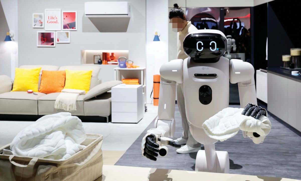세계 최대 정보기술(IT)·가전 전시회 ‘CES 2026’ 개막을 하루 앞둔 1월 5일(현지 시간) 미국 라스베이거스 컨벤션센터에서 열린 LG전자 사전 부스 투어에서 가정용 로봇 ‘클로이드’가 세탁된 수건을 접고 있다. 뉴스1
