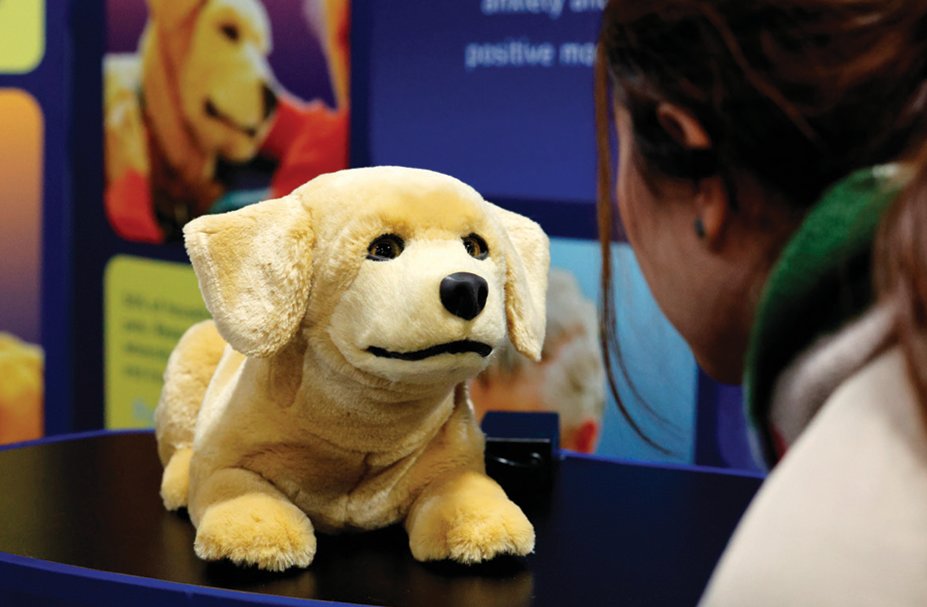 ‘CES 2025’에서 한 관람객이 톰봇의 반려 로봇 강아지 ‘제니(Jenny)’를 살펴보고 있다. 뉴스1