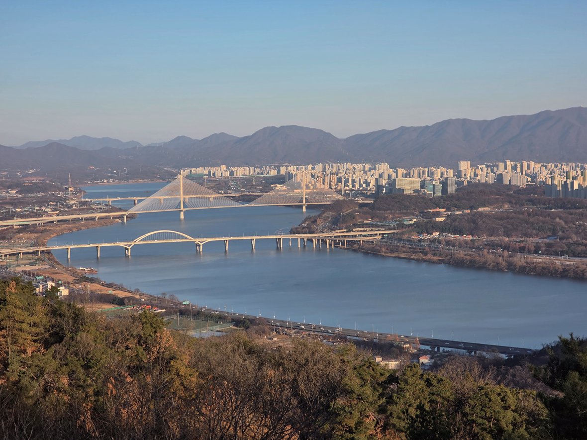 서울을 가로질러 흐르는 한강. 풍수적 관점에서 물길은 재물운에 큰 영향을 미친다. 동아DB