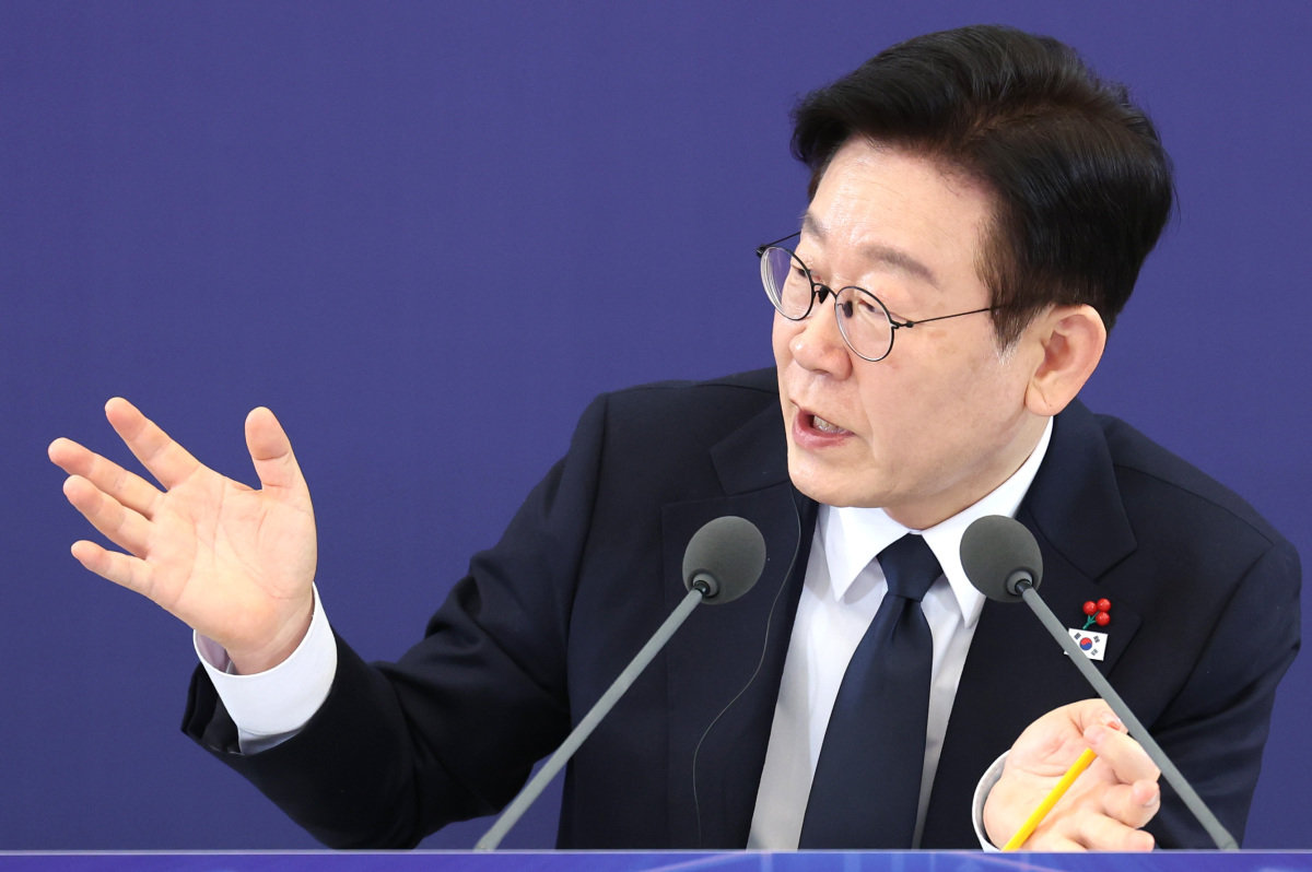 이재명 대통령이 1월 22일 더불어민주당 ‘코스피 5000 특별위원회’에서 중복 상장 문제를 지적했다. 뉴스1 