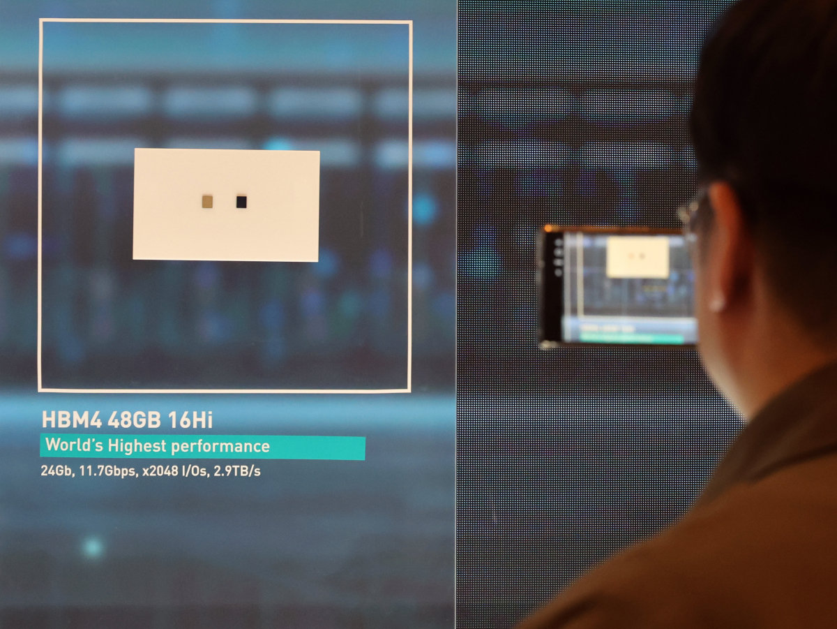 세계 최대 IT(정보기술)·가전 전시회 ‘CES 2026’ SK하이닉스 전시관에서 ‘프레스투어’ 참가자가 ‘HBM4 48G 16Hi’를 촬영하고 있다. 뉴스1