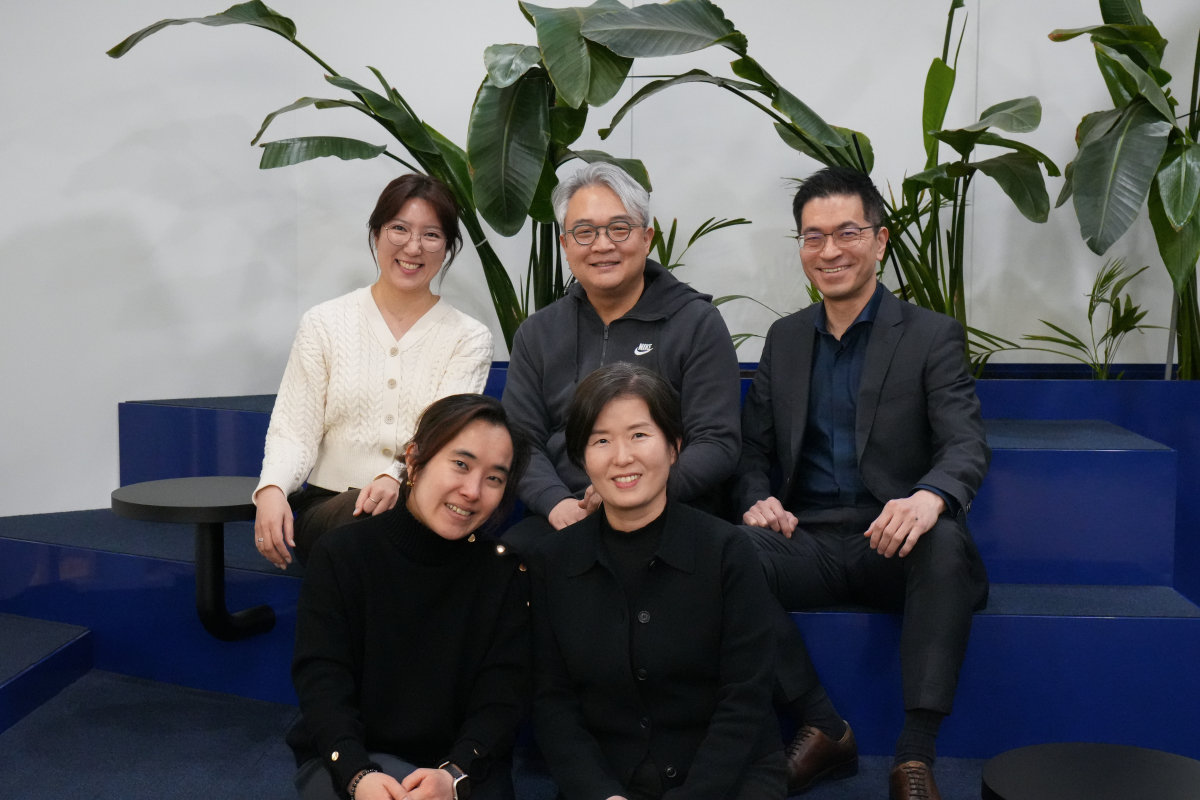 ‘리더십 뒤집기’를 함께 저술한 저자 5명. 배희수 서비스 기획자, 이영아 경기콘텐츠진흥원 센터장, 정상민 SK네트웍스 상무, 김진영 리더십 코치, 박해리 남양주시청 주무관(왼쪽 아래부터 시계 반대 방향으로).