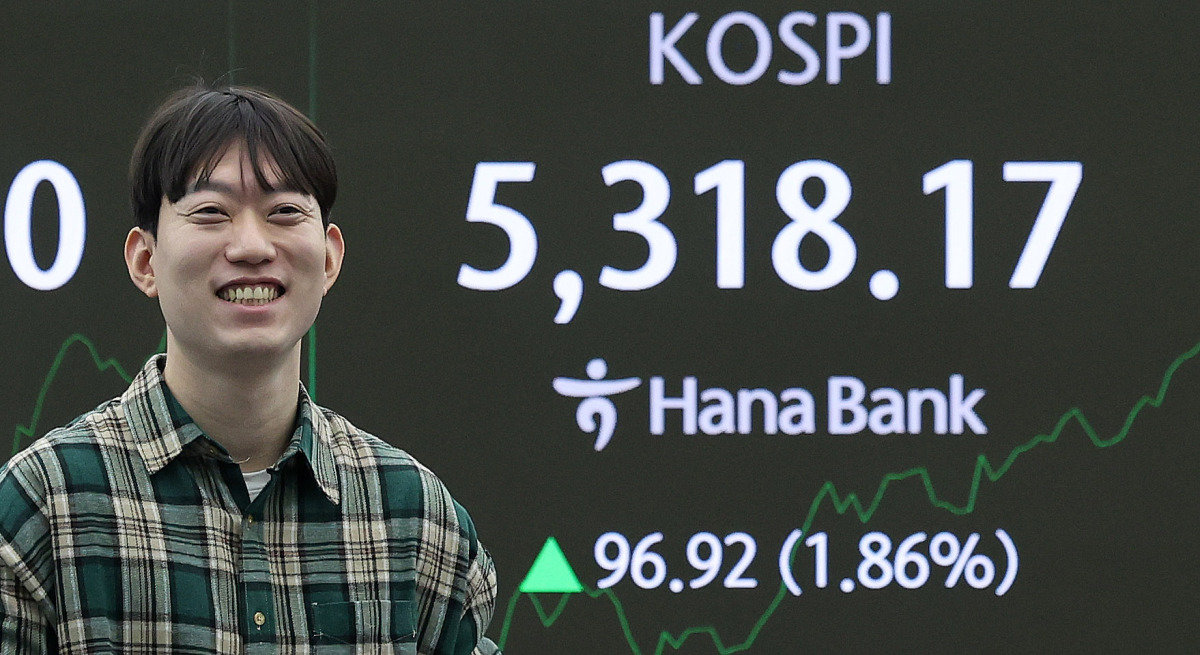 코스피가 장중 5300선을 돌파한 1월 30일, 서울 중구 하나은행 본점 딜링룸 전광판에 시황이 나타나고 있다. 뉴스1