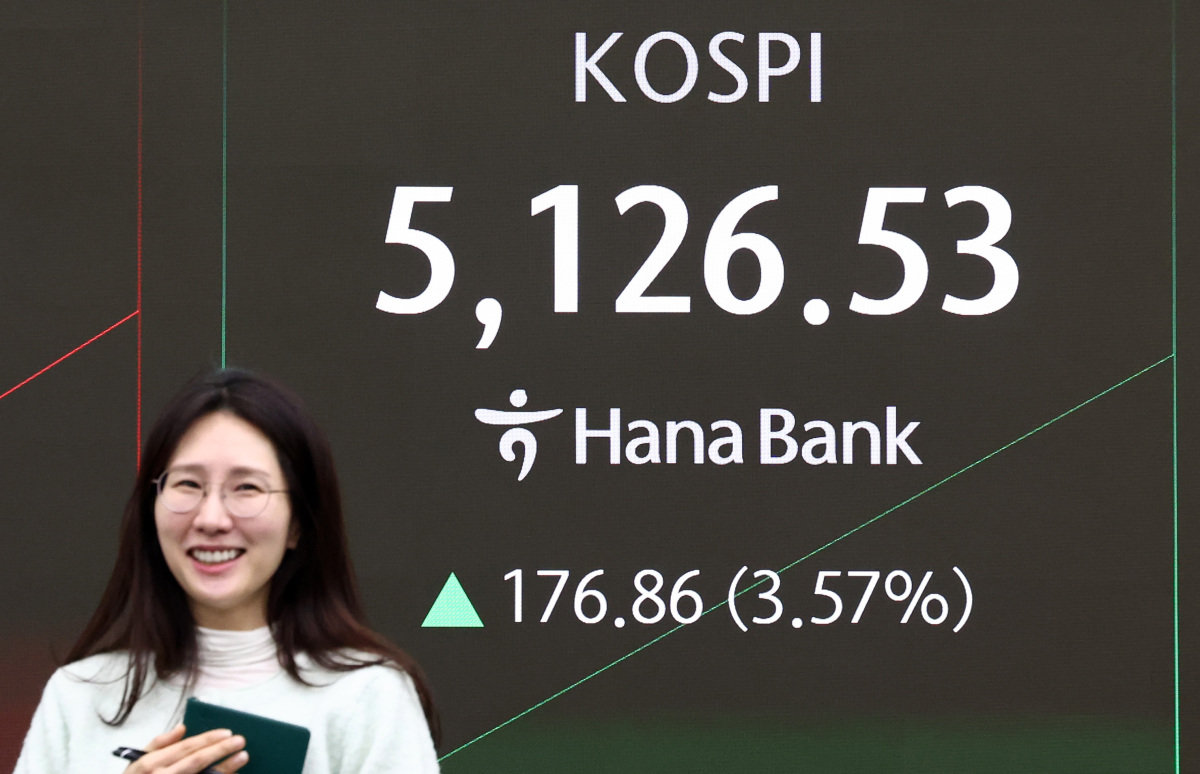 코스피가 장중 5000선을 회복한 2월 3일 오전 서울 중구 하나은행 본점 딜링룸 전광판에 증시 현황이 표시돼 있다. 뉴스1