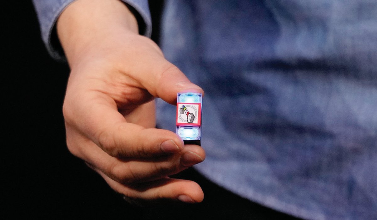 레고가 1월 5일(현지 시간) 미국 라스베이거스에서 프레스 콘퍼런스를 열고 공개한 ‘스마트 브릭’. 뉴시스