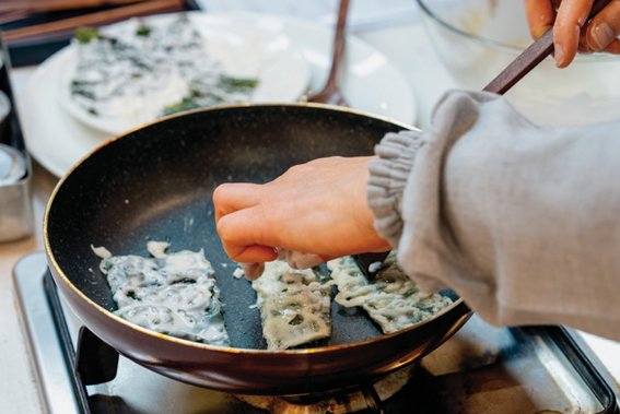 하경스님이 사찰 음식 조리법을 시연하고 있다. 홍태식