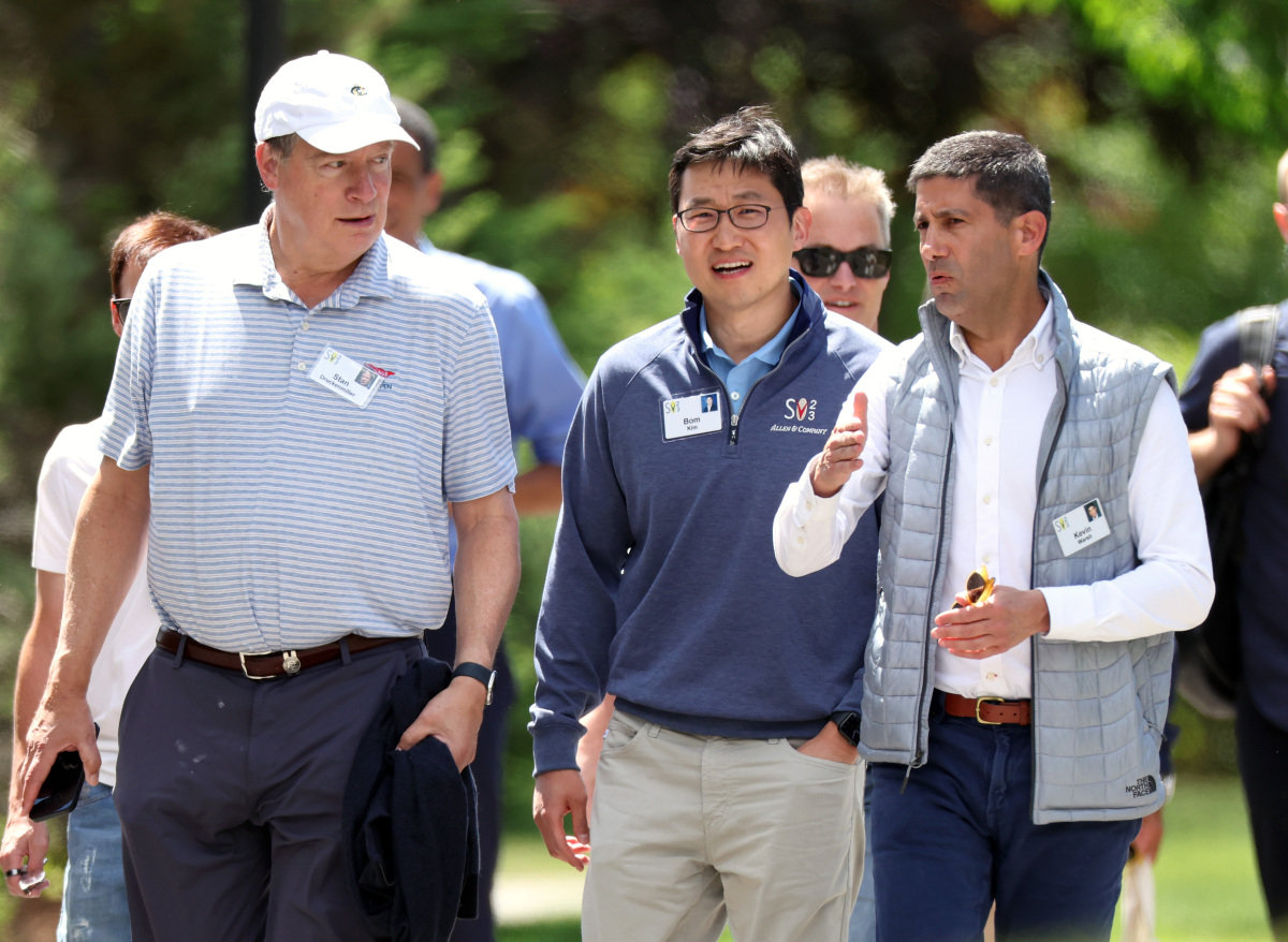 2023년 7월 13일 미국 아이다호주 선밸리에서 열린 선밸리 콘퍼런스에 참석한 케빈 워시 연준 의장 지명자와 김범석 쿠팡Inc 이사회 의장, 투자자 스탠리 드러켄밀러(오른쪽부터). GETTYIMAGES