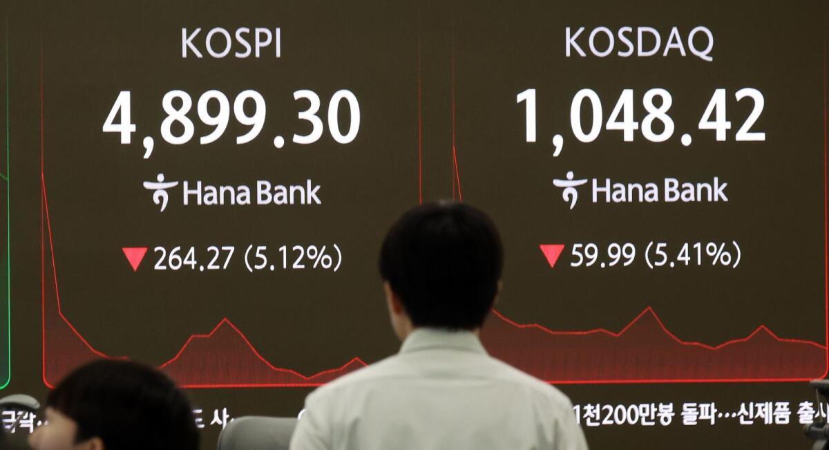 2월 6일 오전 서울 중구 하나은행 딜링룸 전광판에 5000선 밑으로 내린 코스피 지수가 표시되고 있다. 뉴스1