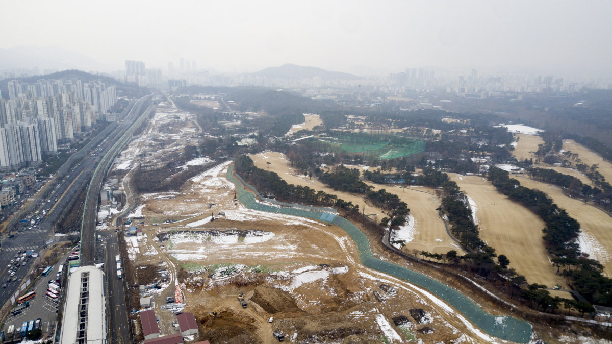 정부가 청년과 신혼부부의 주거 안정을 위해 주택 6800채를 공급하겠다고 발표한 서울 노원구 공릉동 태릉골프장(태릉CC) 전경. 큰 도로를 넘어 왼쪽으로는 경기 구리시 갈매동 아파트 단지가 보인다. 지호영 기자