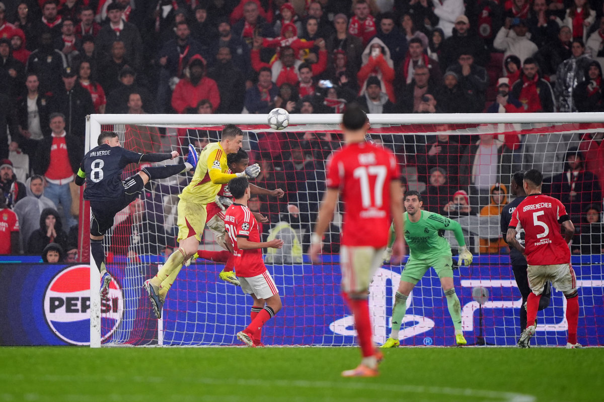 포르투갈 프리메이라리가 SL 벤피카의 골키퍼 아나톨리 트루빈(왼쪽에서 두 번째)이 1월 28일(현지 시간) 리스본에서 열린 유럽축구연맹(UEFA) 챔피언스리그 리그 페이즈 최종전에서 헤더골을 넣었다.  GETTYIMAGES