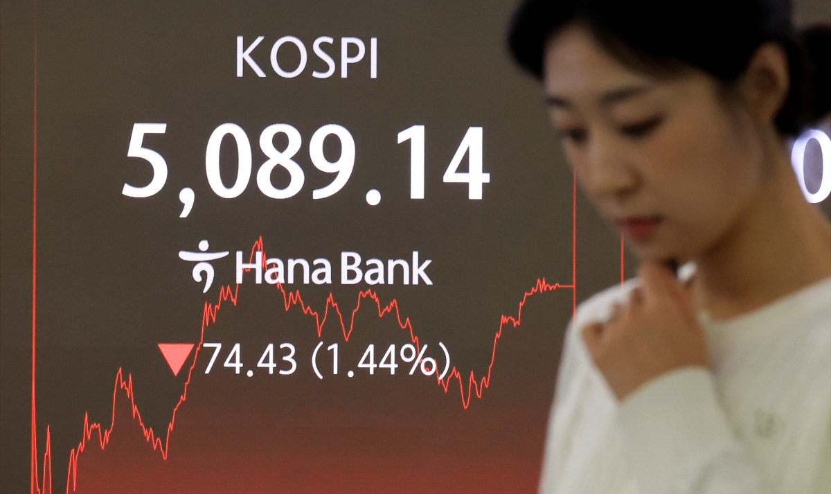2월 6일 서울 중구 하나은행 본점 딜링룸 전광판에 전 거래일 대비 1.44% 내린 코스피 종가가 표시돼 있다. 뉴스1