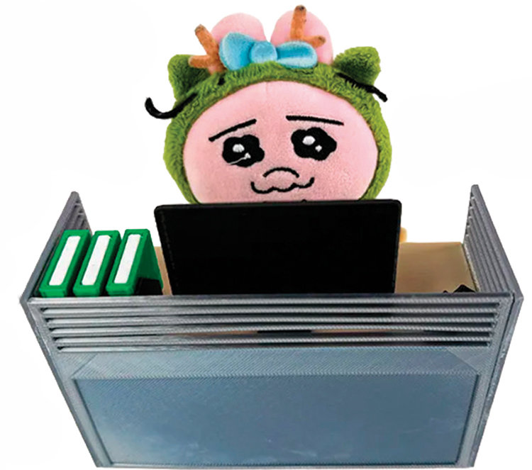 함께 일하는 듯한 느낌을 주는 인형과 데스크테리어 미니어처. ‘청년토이’ 에이블리 스토어 캡처