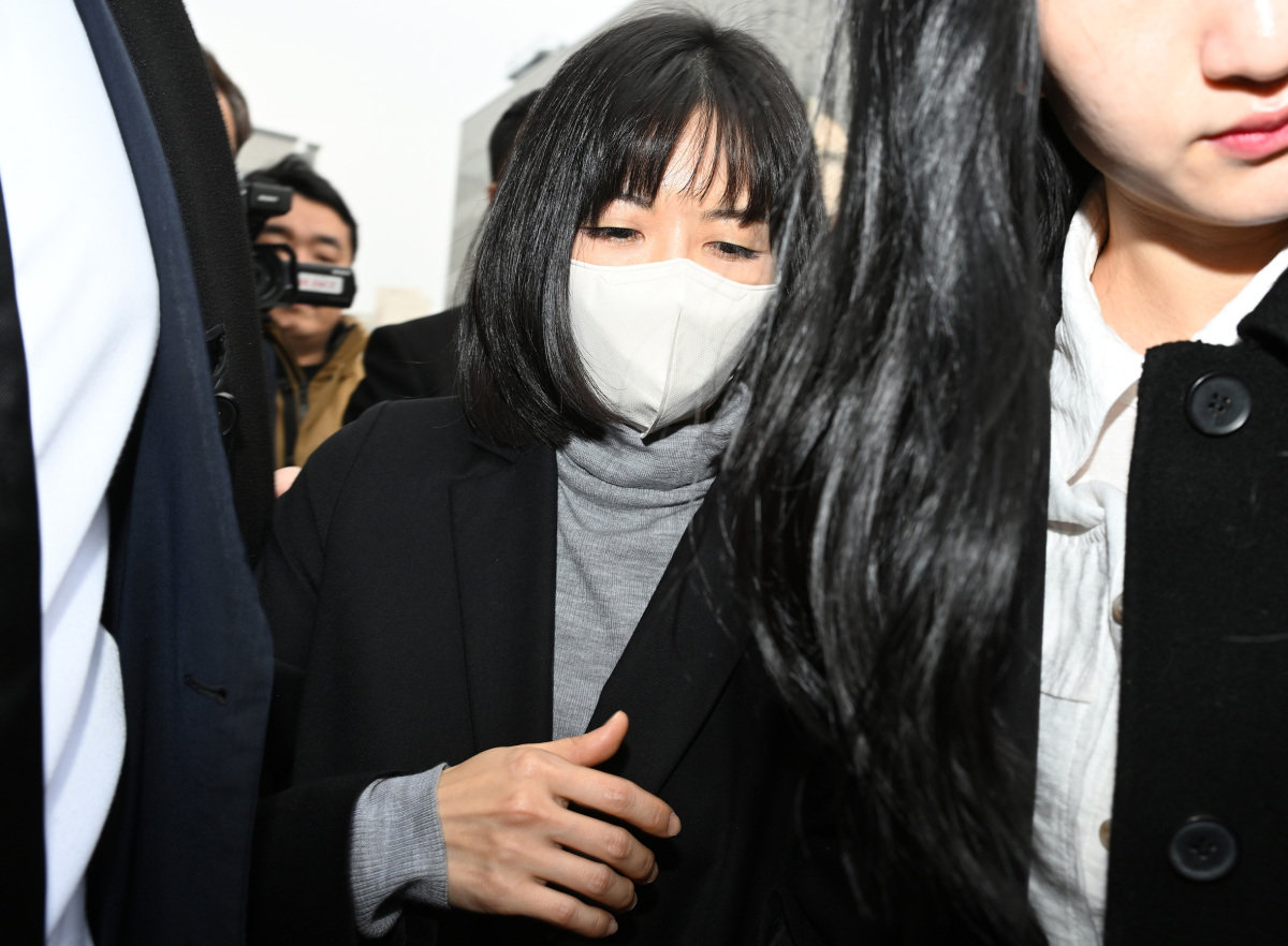 ‘미공개 정보 이용 주식 거래’ 관련 재판 1심에서 무죄를 선고받은 구연경 LG복지재단 대표가 2월 10일 재판이 끝난 후 서울 양천구 서울남부지방법원 법정을 나서고 있다.  뉴스1