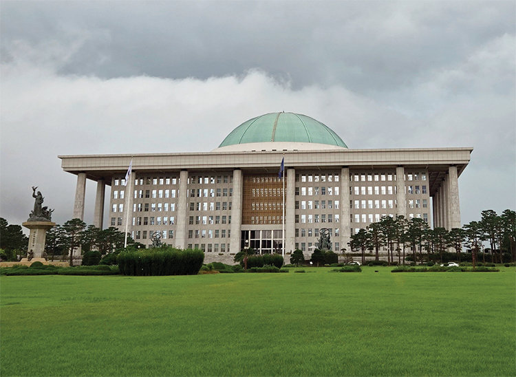 야트막한 산등성이에 자리한 서울 여의도 국회의사당. 이 자리는 물길이 갈라지는 분수령이라 기가 흩어지는 터로 풀이된다. 동아DB