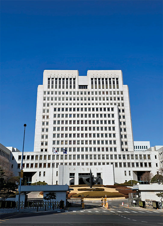 건물 꼭대기가 요(凹)자 모양인 서울 서초구 대법원. 사람으로 치면 머리에 해당하는 부분이 함몰된 형태라 풍수적으로 좋지 않다는 평가를 받는다. 안영배 제공  