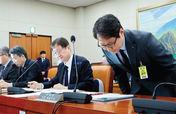 이재원 빗썸 대표(오른쪽)가 2월 11일 서울 여의도 국회 정무위원회에서 열린 비트코인 오지급 사태 관련 긴급현안질의에 참석해 고개 숙여 사과하고 있다. 뉴스1 
