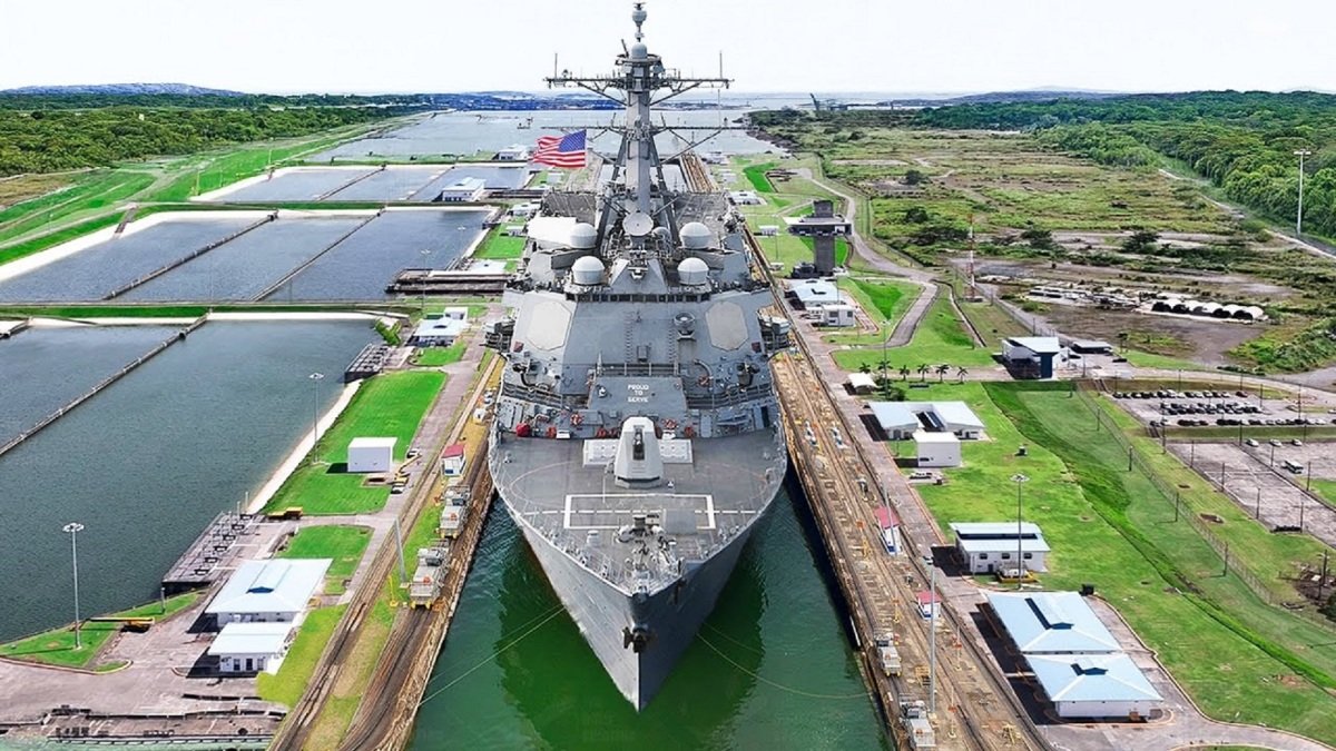 미국 해군 구축함이 파나마 운하를 통과하고 있다. 미 해군 제공