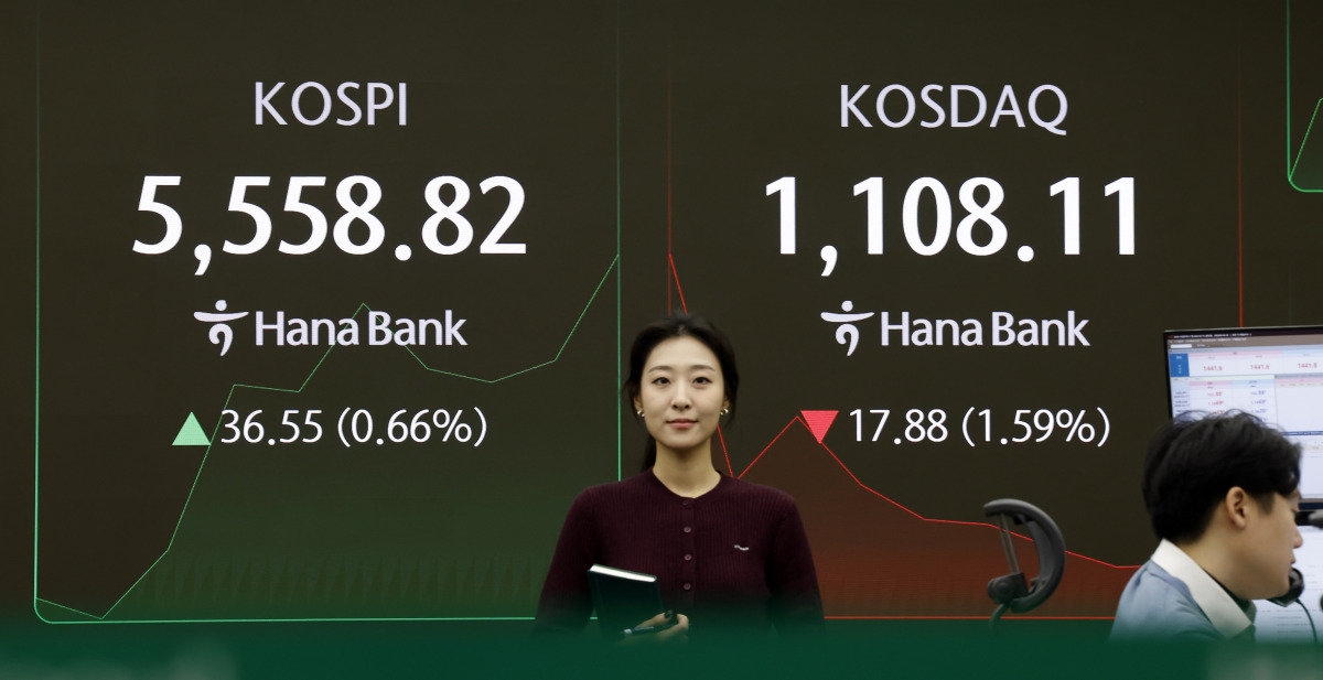 2월 3일 서울 중구 하나은행 딜링룸 전광판에 코스피와 코스닥 지수가 나오고 있다. 이날 오전 코스피는 장중 최고치인 5558.82를 기록한 뒤 하락세를 보이고 있다.