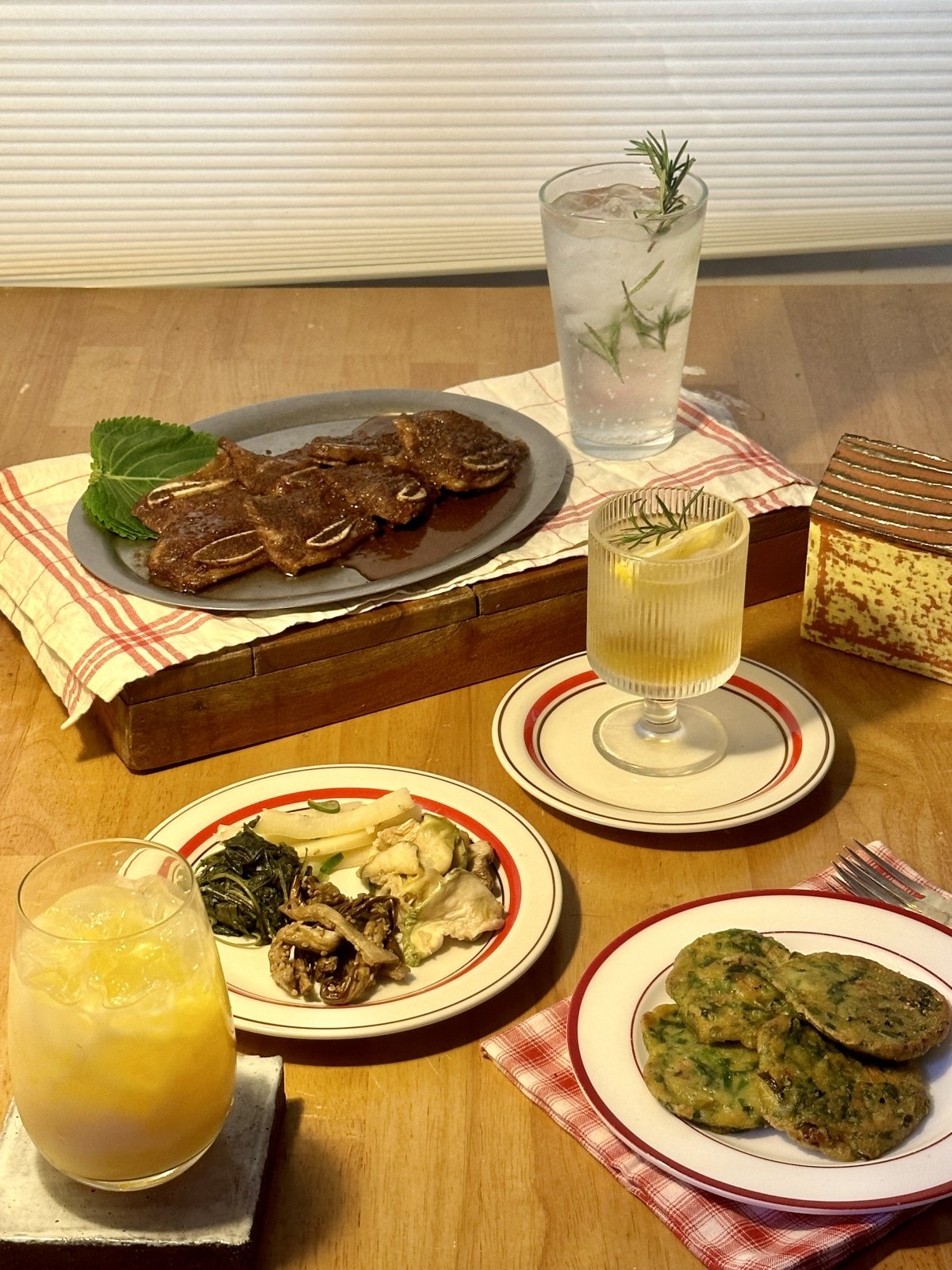 갈비찜, 나물, 전 등 명절 음식에 전통주 칵테일을 곁들인 상차림. 남희철 제공