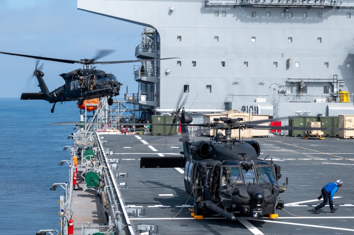 미국 육군 MH-60 특수전 헬기가 ESB에 착함하고 있다.  미국 국방영상정보배포스시템