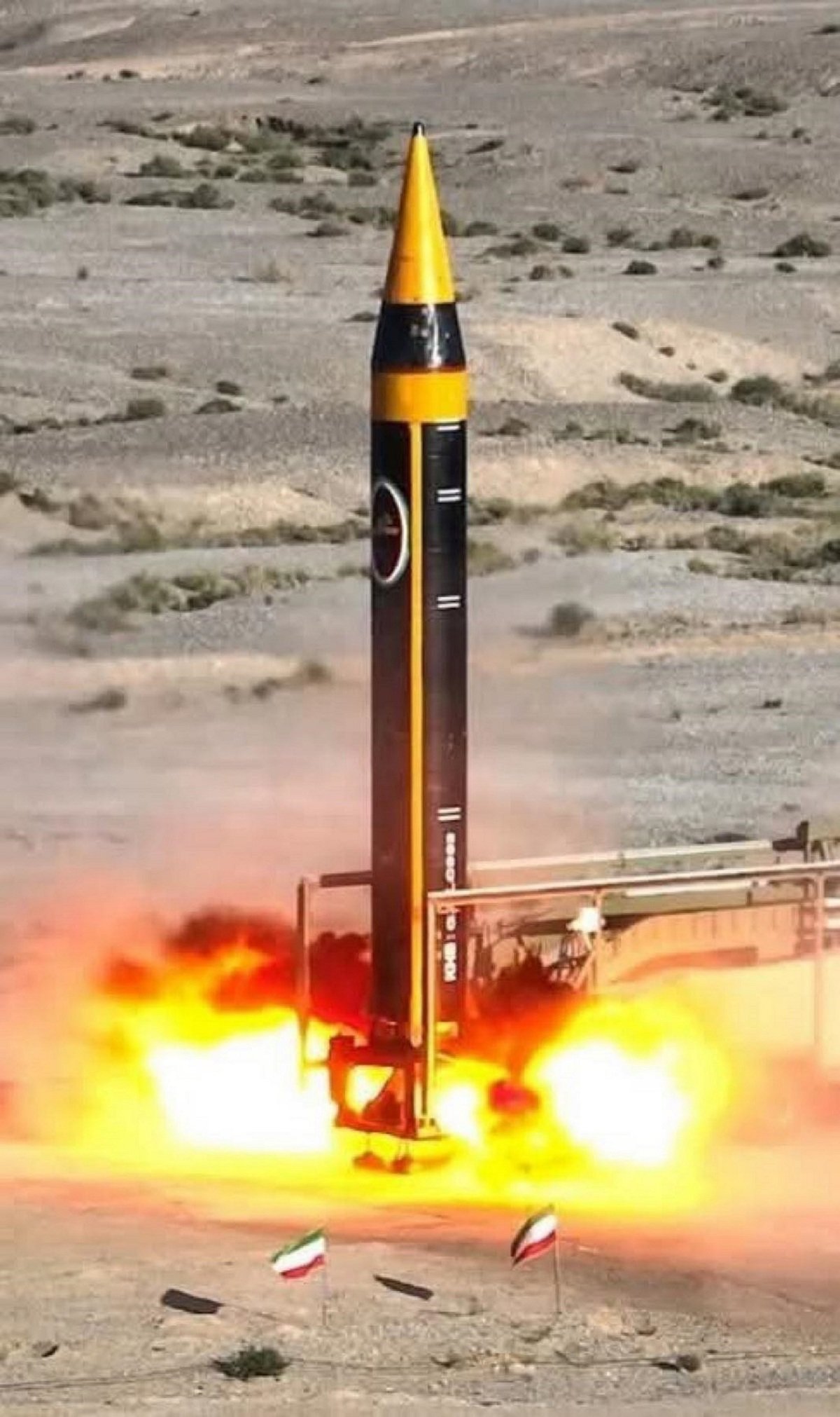 이란 혁명수비대가 호람샤르-4 중거리탄도미사일을 시험발사하고 있다. 이란 혁명수비대 제공