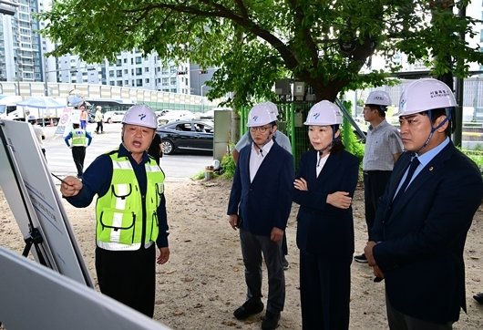 지난해 9월 5일 서부간선도로 공사 현장을 방문한 최호정 의장(왼쪽에서 세 번째). 서울시의회 제공