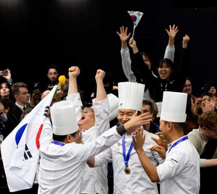 1월 21일(현지시간) 프랑스 파리에서 열린 ‘쿠프 뒤 몽드 드 라 불랑주리(Coupe du Monde de la Boulangerie)’에서 금메달을 차지한 한국 국가대표팀 팀원들이 환호하고 있다. 쿠프 뒤 몽드 드 라 불랑주리 페이스북