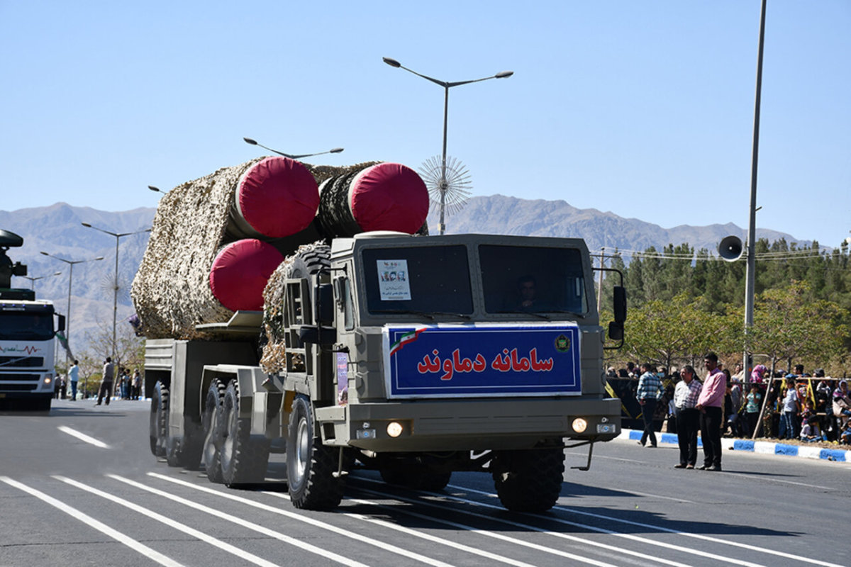 2022년 이란군 열병식에 등장한 S-300 방공시스템을 모사한 디코이. 이란 메흐르통신 홈페이지 캡처