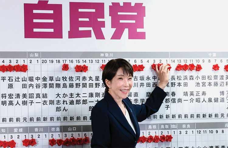 일본 중의원(하원) 선거가 치러진 2월 8일 다카이치 사나에 일본 총리가 자민당 본부에서 당선인 이름에 빨간 종이꽃을 붙이며 자축하고 있다. 다카이치 총리가 이끄는 자민당은 이날 중의원 465석 중 316석을 차지하며 압승했다. GETTYIMAGES