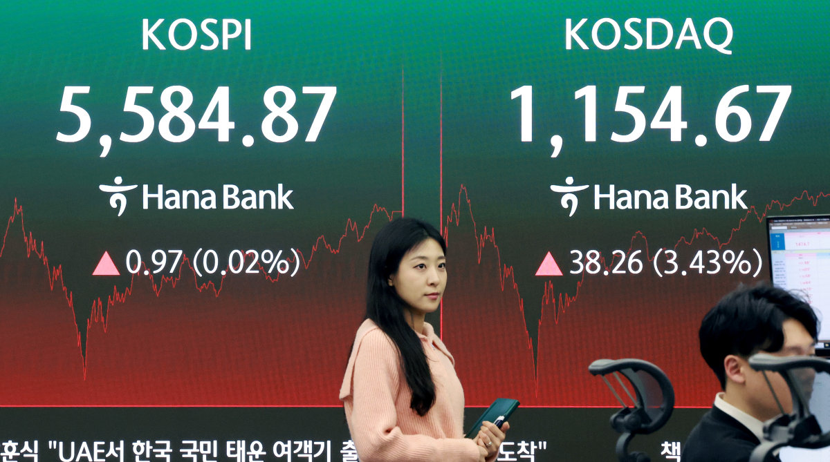 3월 6일 서울 중구 하나은행 본점 딜링룸 전광판에 종가가 표시되고 있다. 뉴스1
