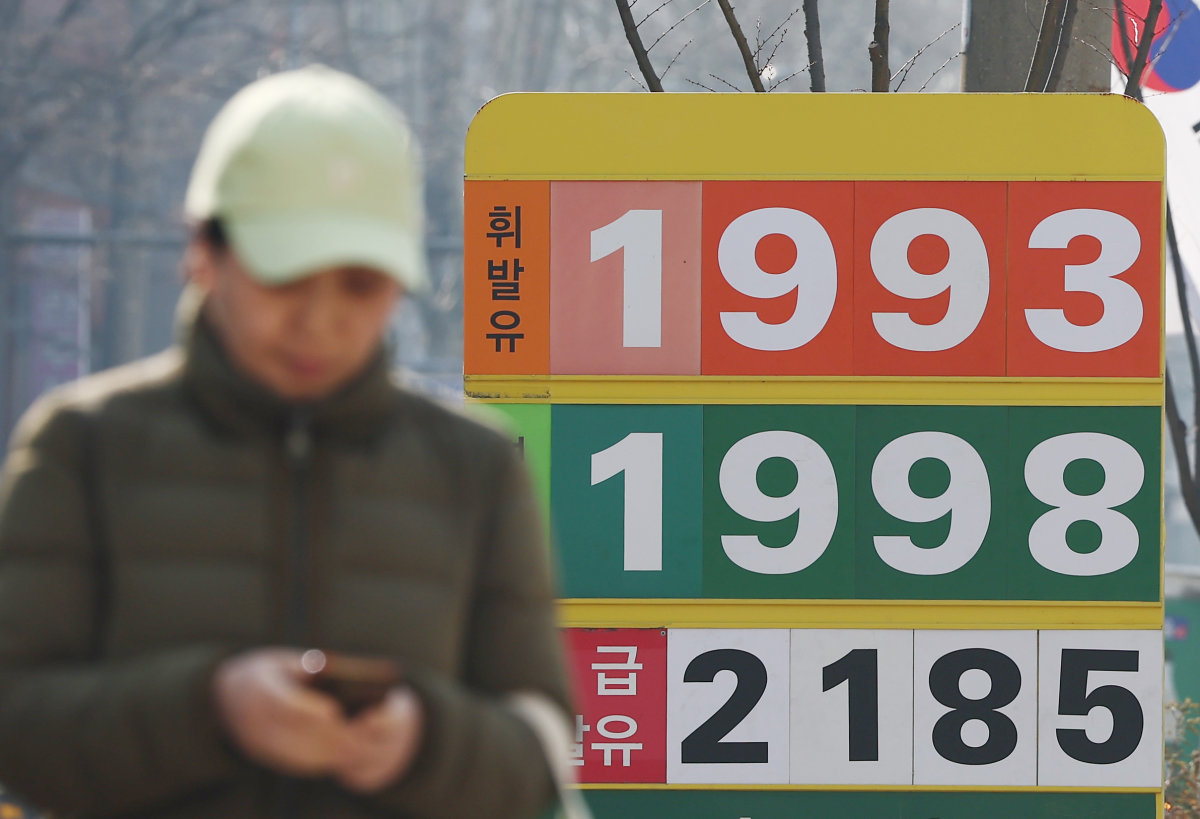 미국-이란 전쟁 발발 후 국내 주유소 기름 값이 일제히 치솟자 공정거래위원회가 담합 의혹에 대한 조사에 착수했다. 사진은 3월 10일 서울 성북구 한 주유소 유가정보판. 뉴스1