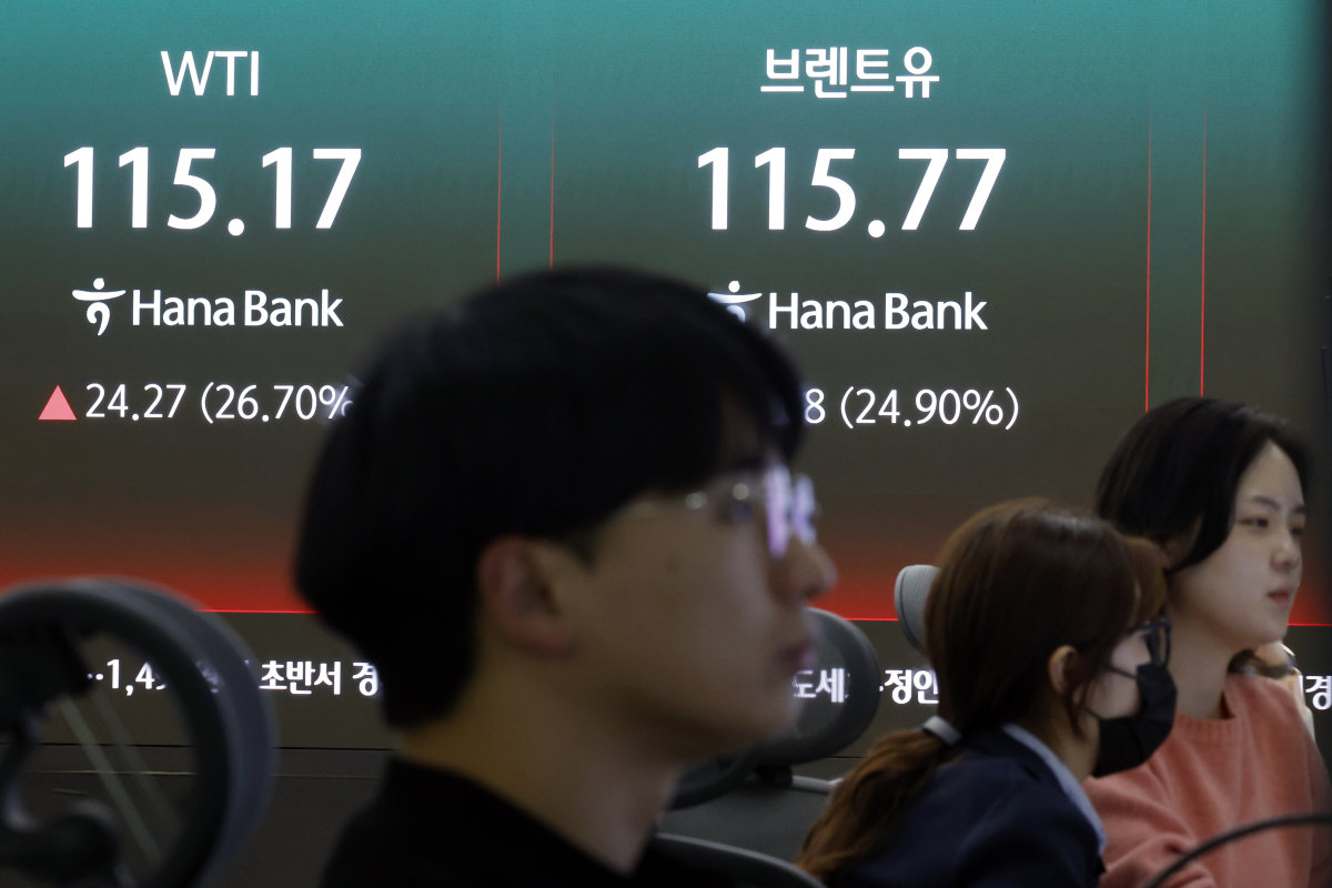국제유가가 요동친 3월 9일 서울 중구 하나은행 딜링룸 전광판에 서부텍사스산 원유(WTI)와 브렌트유 선물 가격이 표시돼 있다. 뉴스1 