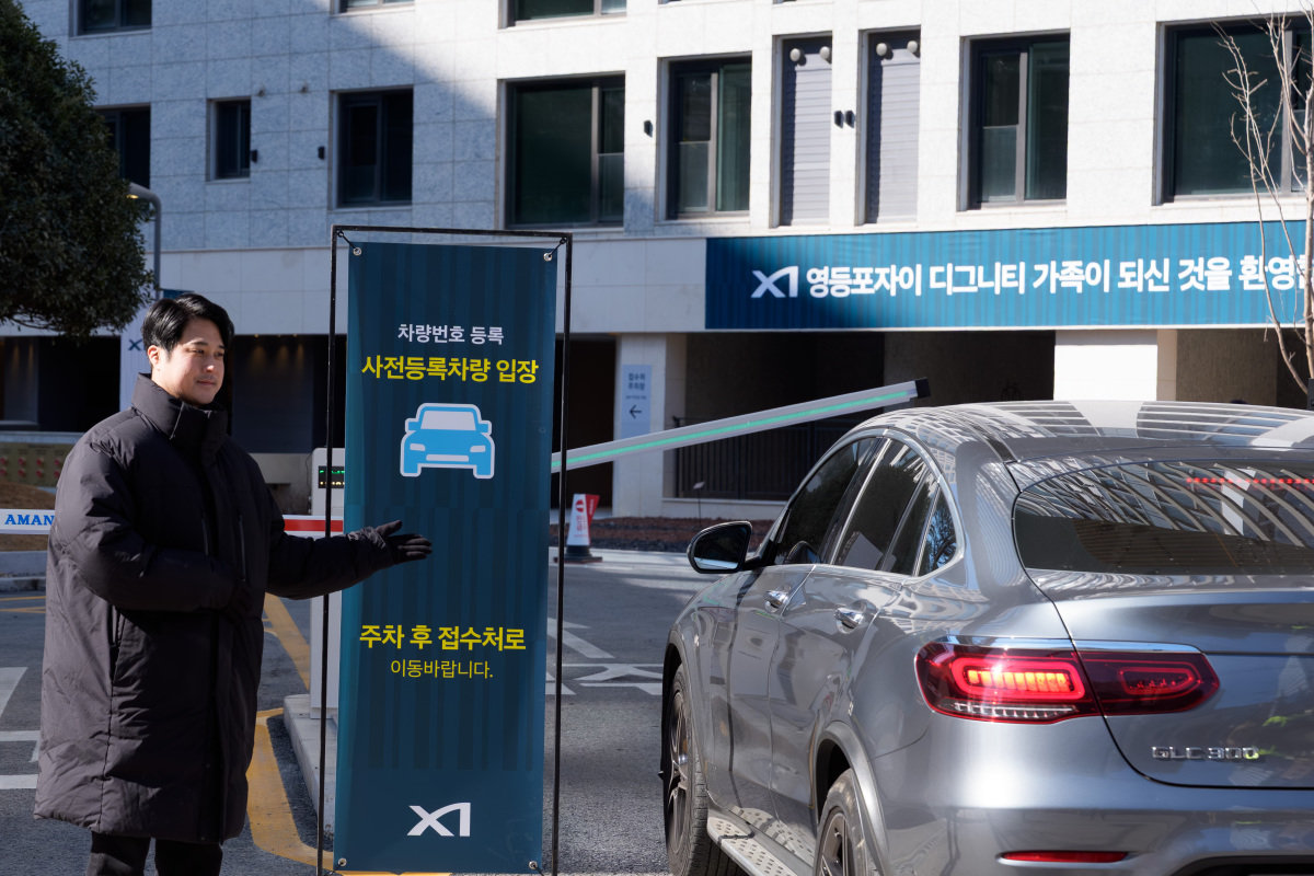 자이(Xi)의 통합 서비스앱(App) 자이홈에 차량 번호를 등록한 자이(Xi) 입주민이 ‘입주자 사전 점검’ 행사 당일 별도의 확인 절차 없이 단지에 들어가고 있다. GS건설 제공