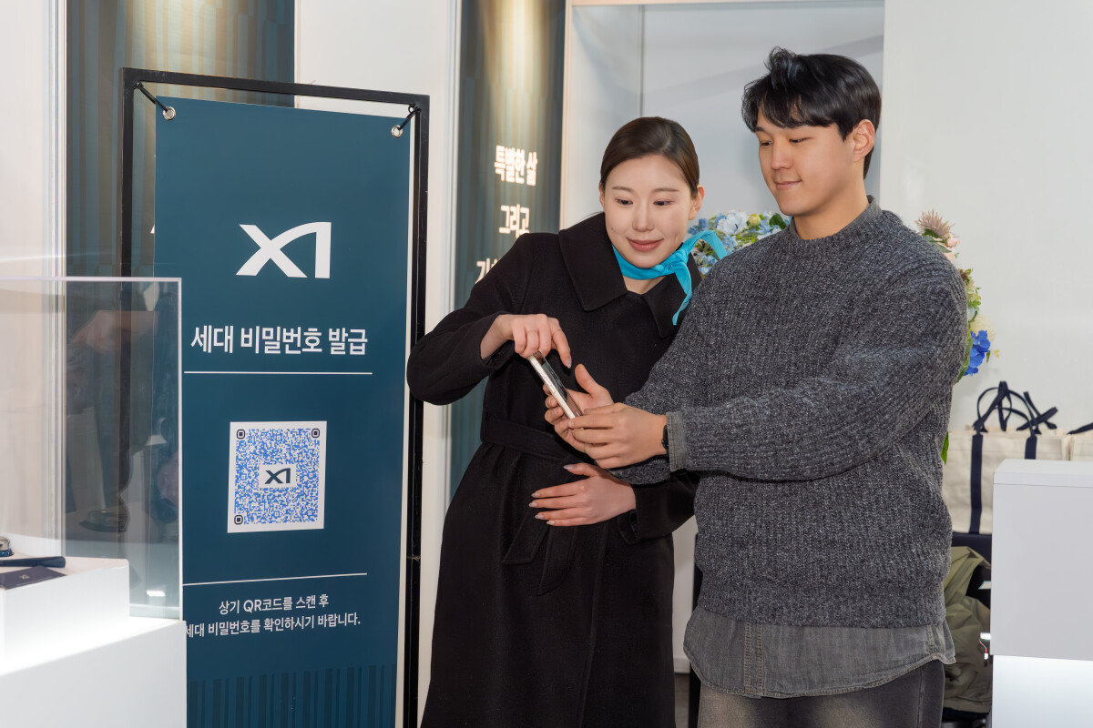자이(Xi) 입주민이 ‘입주자 사전 점검’ 행사에서 QR코드를 통한 단지 투어 안내를 받고 있다. GS건설 제공