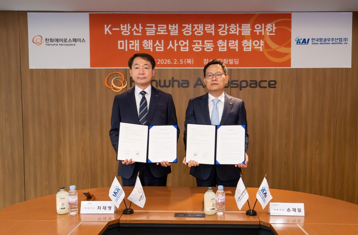손재일 한화에어로스페이스 대표(오른쪽)와 차재병 한국항공우주산업(KAI) 대표가 2월 ‘방산·우주항공 협력을 위한 양해각서(MOU)’를 체결한 뒤 기념촬영을 하고 있다. 한화에어로스페이스 제공