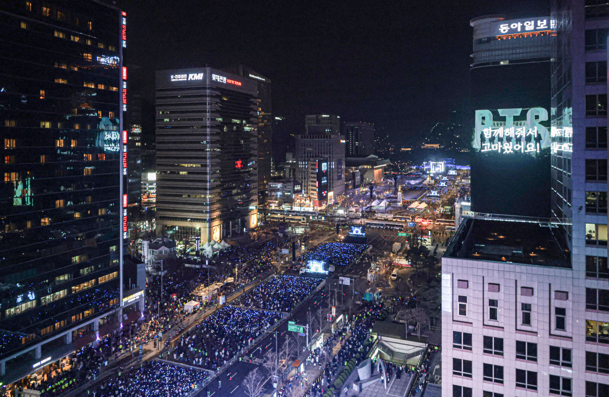 ‘BTS 컴백 라이브: 아리랑’ 공연이 열린 3월 21일 서울 광화문 광장. BTS를 상징하는 보라색 불빛이 거리를 가득 채웠다. 동아DB