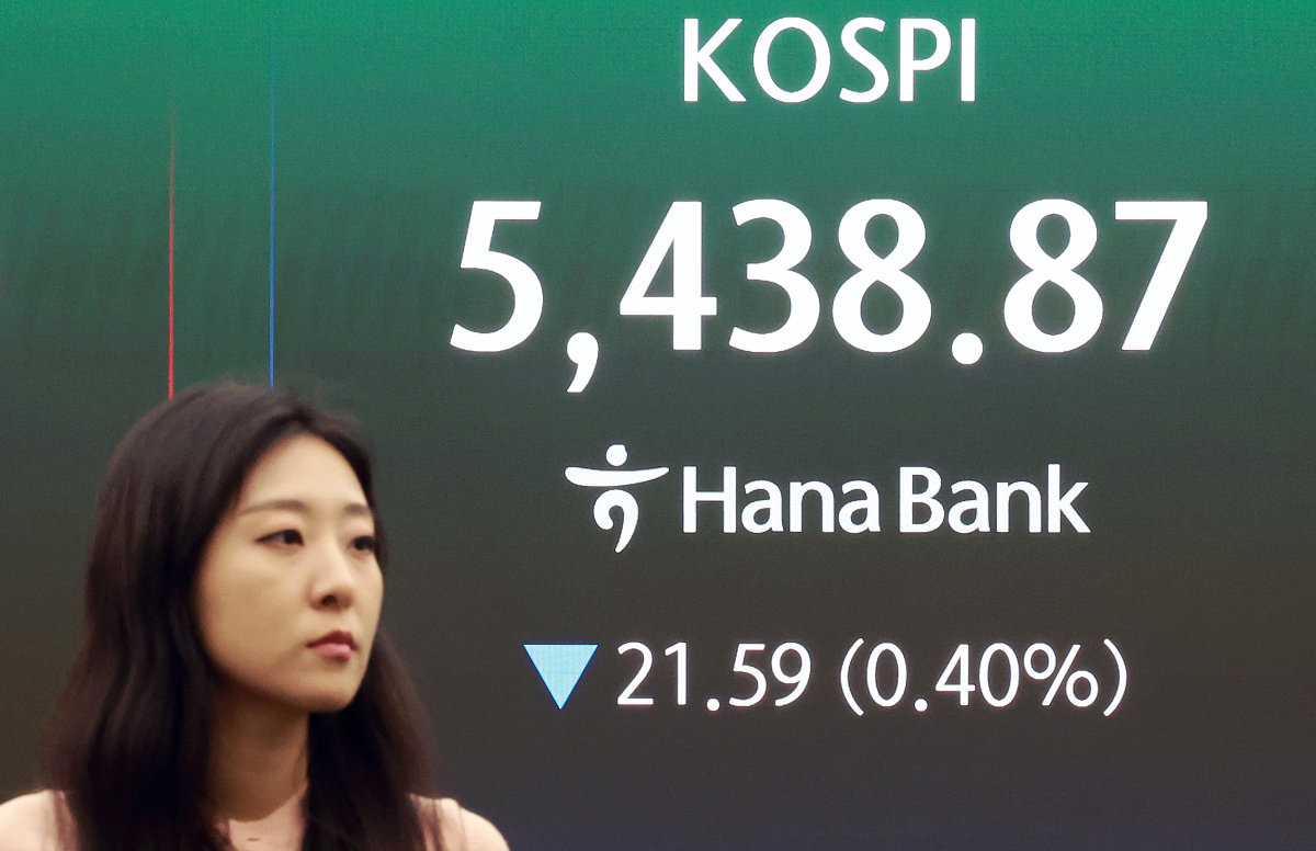 3월 27일 코스피는 전일 대비 21.59포인트(0.40%) 내린 5438.87로 장을 마감했다. 이날 서울 중구 하나은행 본점 딜링룸 전광판에 종가가 표시되고 있다. 뉴스1