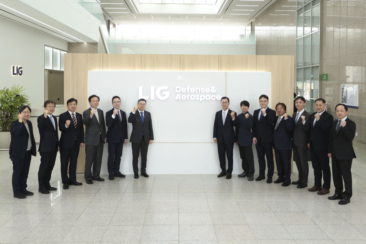 LIG 디펜스&에어로스페이스(D&A) 판교하우스에서 구본상 LIG 회장(왼쪽에서 여섯 번째), 신익현 LIG D&A 대표(일곱 번째) 등 관계자들이 현판 제막식을 하고 있다. LIG D&A 제공