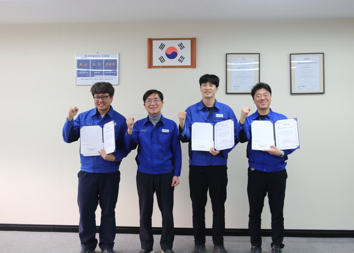 성낙곤 한세모빌리티 대표(왼쪽에서 두 번째)가 4월 1일 사내 인공지능 아이디어 경진대회 수상자들에게 상금 및 표창을 수여한 뒤 기념 촬영을 하고 있다. 한세예스24홀딩스 제공