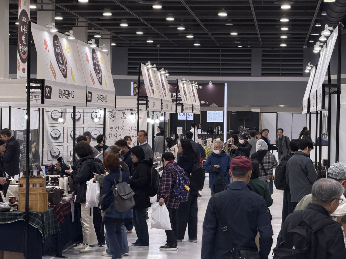 4월 3일 오전 서울 서초구 양재동 aT센터 제1전시장에서 열린 ‘2026 K-푸드 발효문화대전’(발효문화대전) 행사장을 찾은 시민들이 부스를 둘러 보고 있다. 박해윤 기자