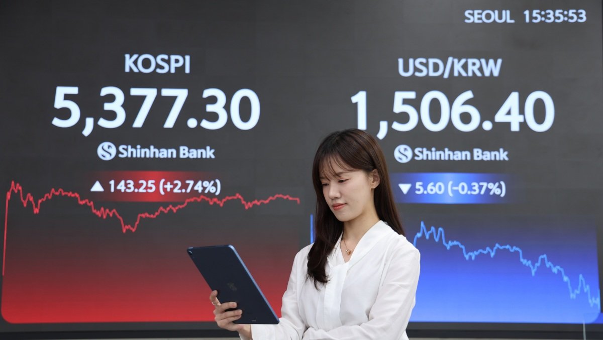 4월 3일 서울 중구 신한은행 본점 딜링룸에 코스피 종가 5377.30이 표시되고 있다. 신한은행 제공